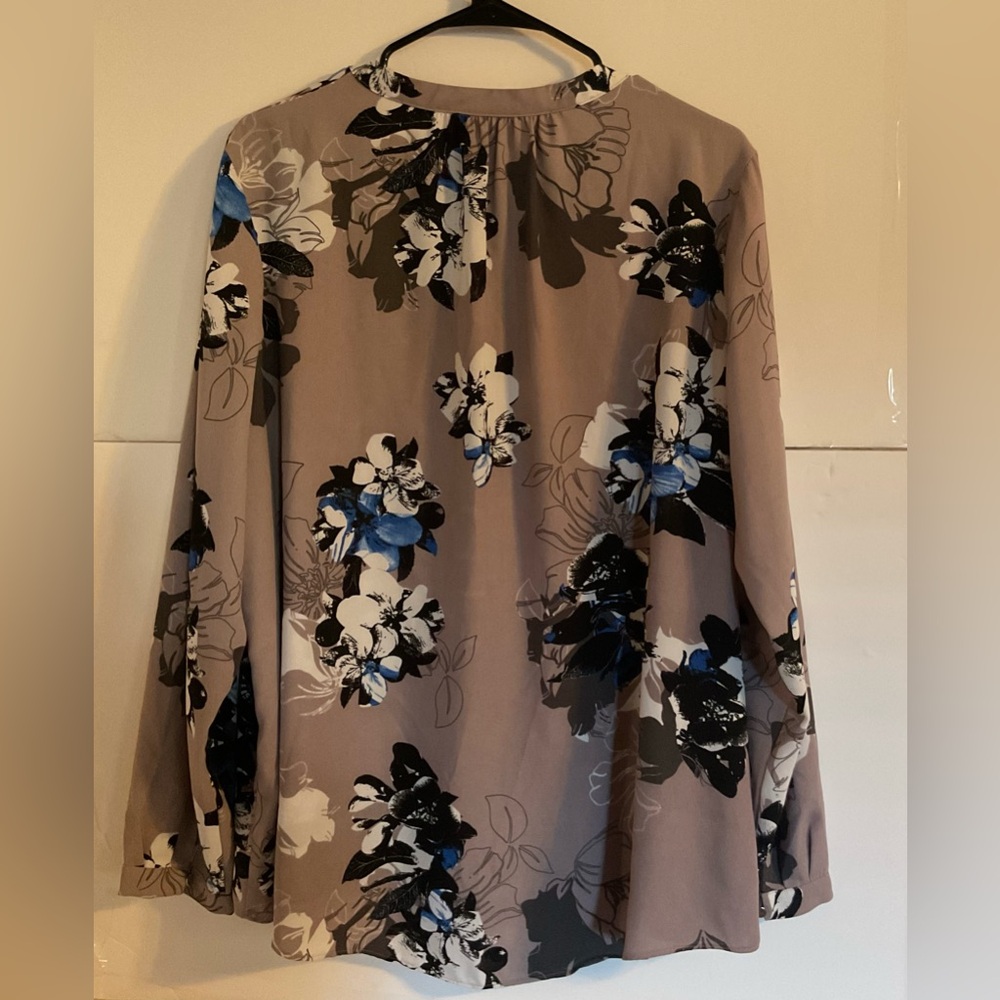 Jennifer Lopez Floral Blouse in Gray, Black, and Blue - Picture 3 of 6